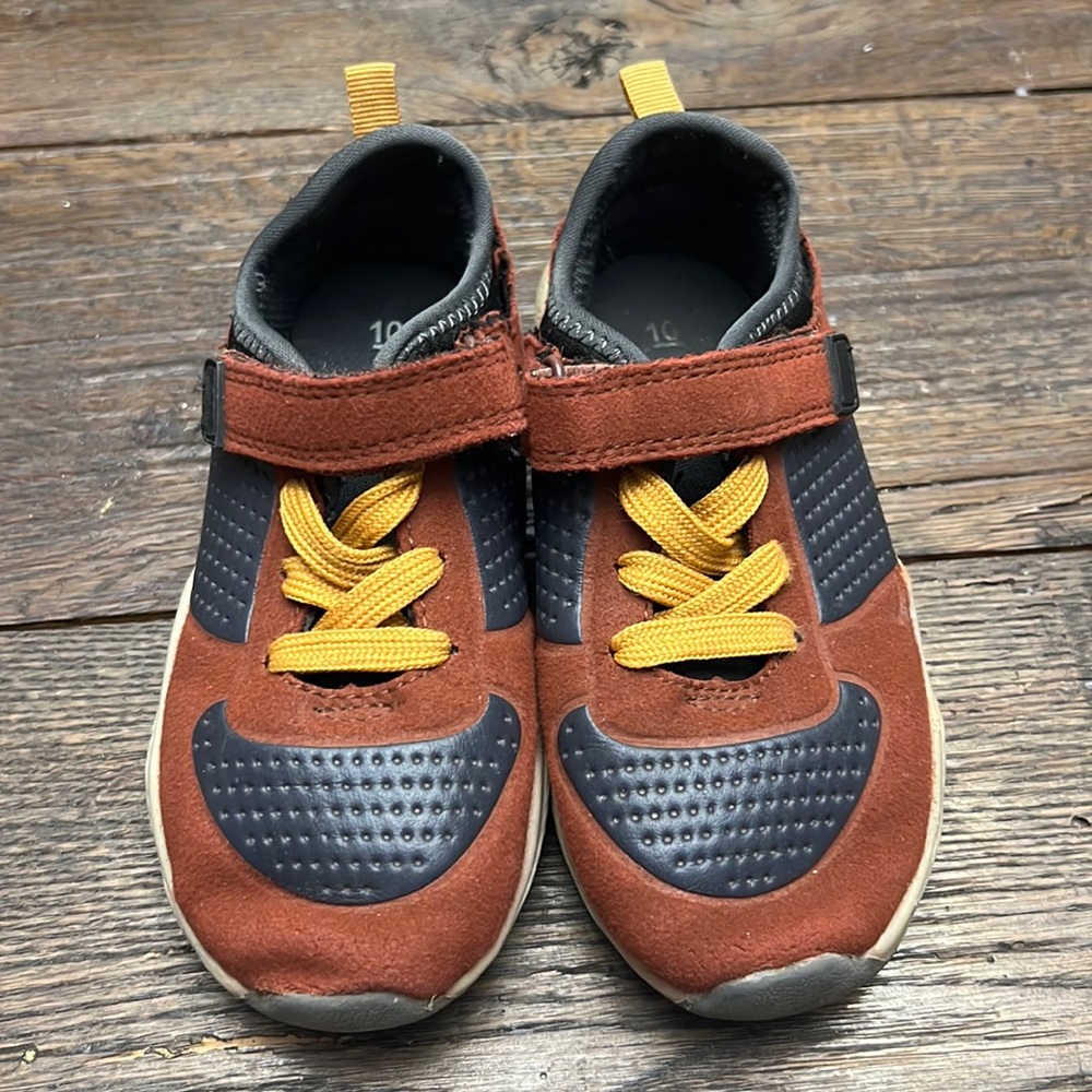 Rust-colored Carter’s velcro casual sneakers